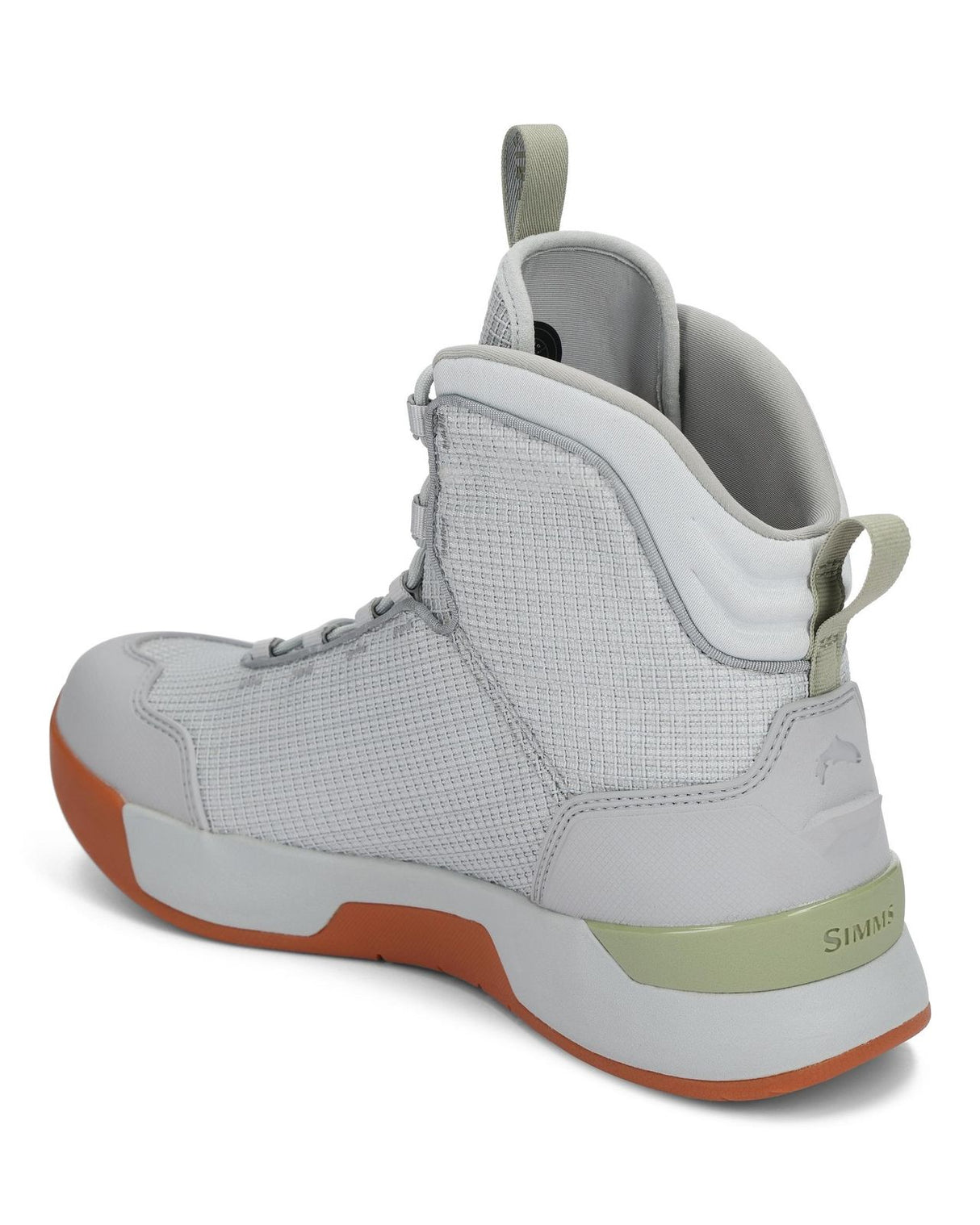 Simms Flats Sneaker 2025, lätt grå fiskesko med meshpaneler och gröna detaljer, sedd bakifrån-perfekt för fiskeäventyr.