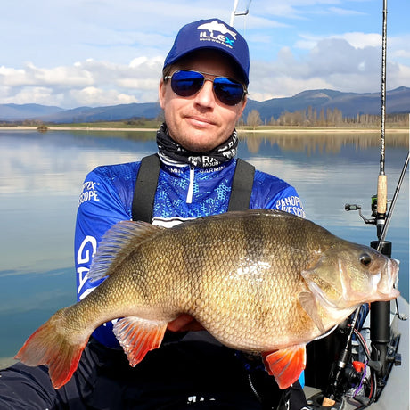 Stor abborre fångad i perchzilla på fiskeresa med OutsideTravels