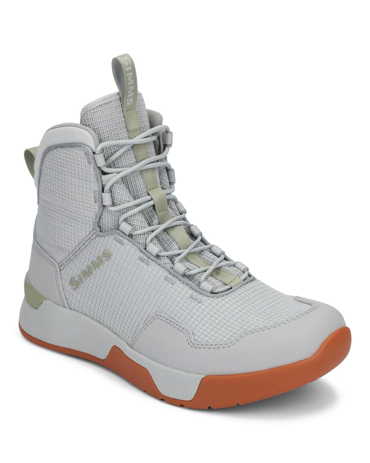 Simms Flats Sneaker 2025: Ljusgrå vadarsko med mesh, gröna detaljer, vit snörning, orange sula-perfekt för fiskeresan.