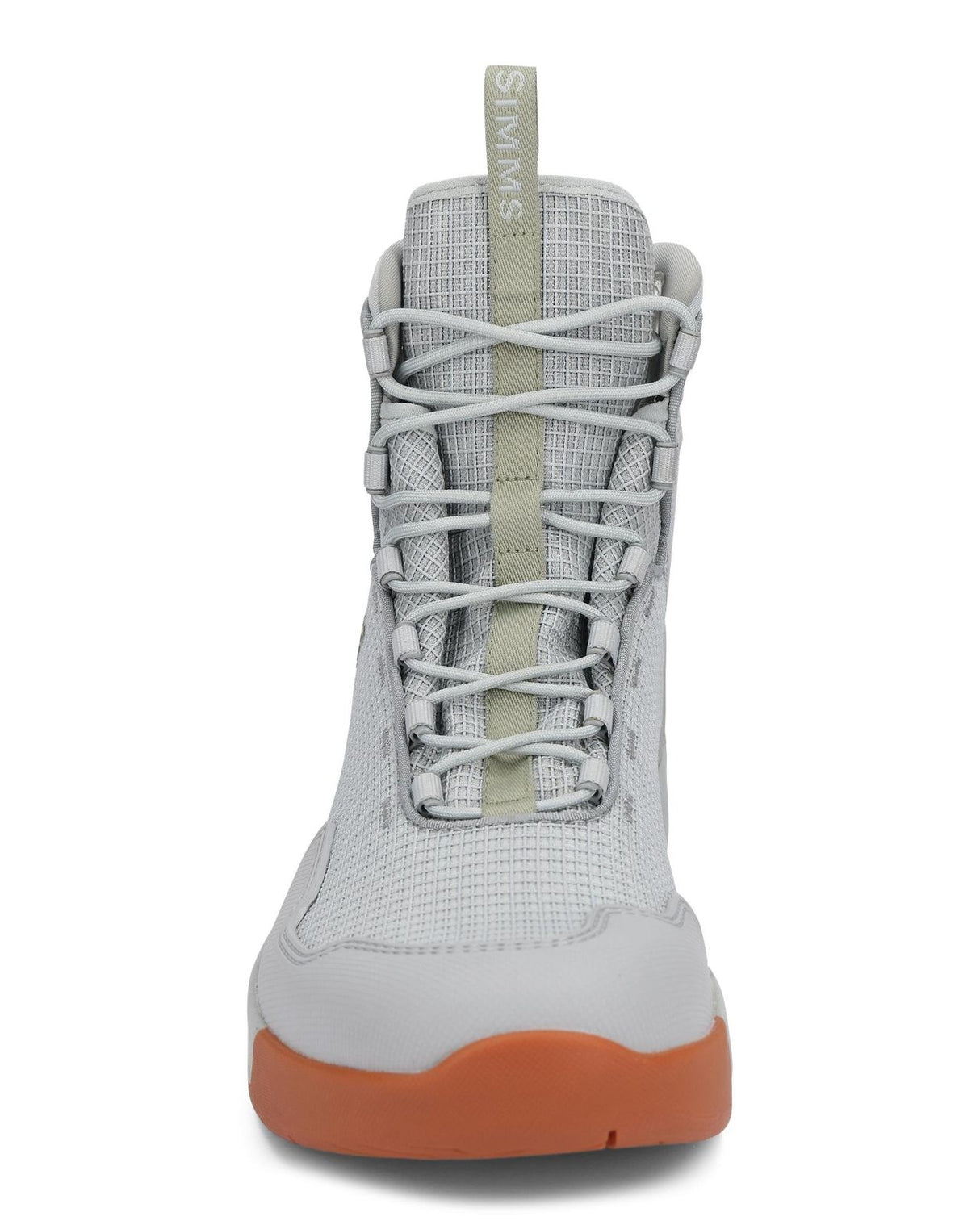 Simms Flats Sneaker 2025 i ljusgrå mesh, grönt SIMMS-märke, grå snören, orange sula - perfekt för fiskeresan.